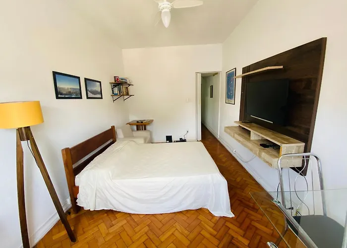 Studio completo no Catete, em andar alto, com vista livre , próximo Metrô e praia do Flamengo, ar , wifi, tv, pauloangerami RC214 Rio de Janeiro